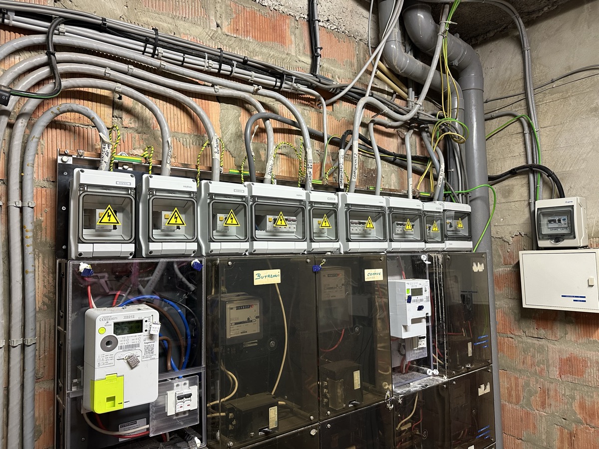 Photo de chantier de remise en conformité électrique.
