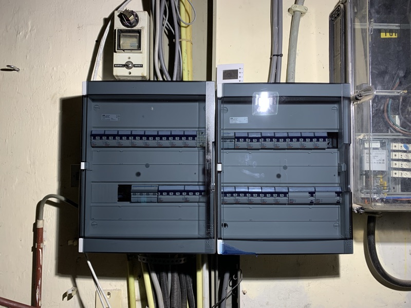 Coffret électrique triphasé remis aux normes, étiquetage soigné.
